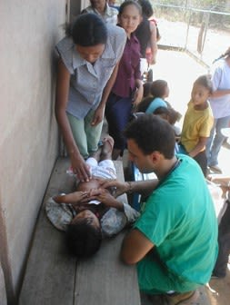 Carlos Chaccour fue el médico rural del ambulatorio La Milagrosa en Maniapure entre 2004 y 2005. La foto retrata un operativo en la comunidad de Mundo Nuevo, al norte del estado Bolívar.